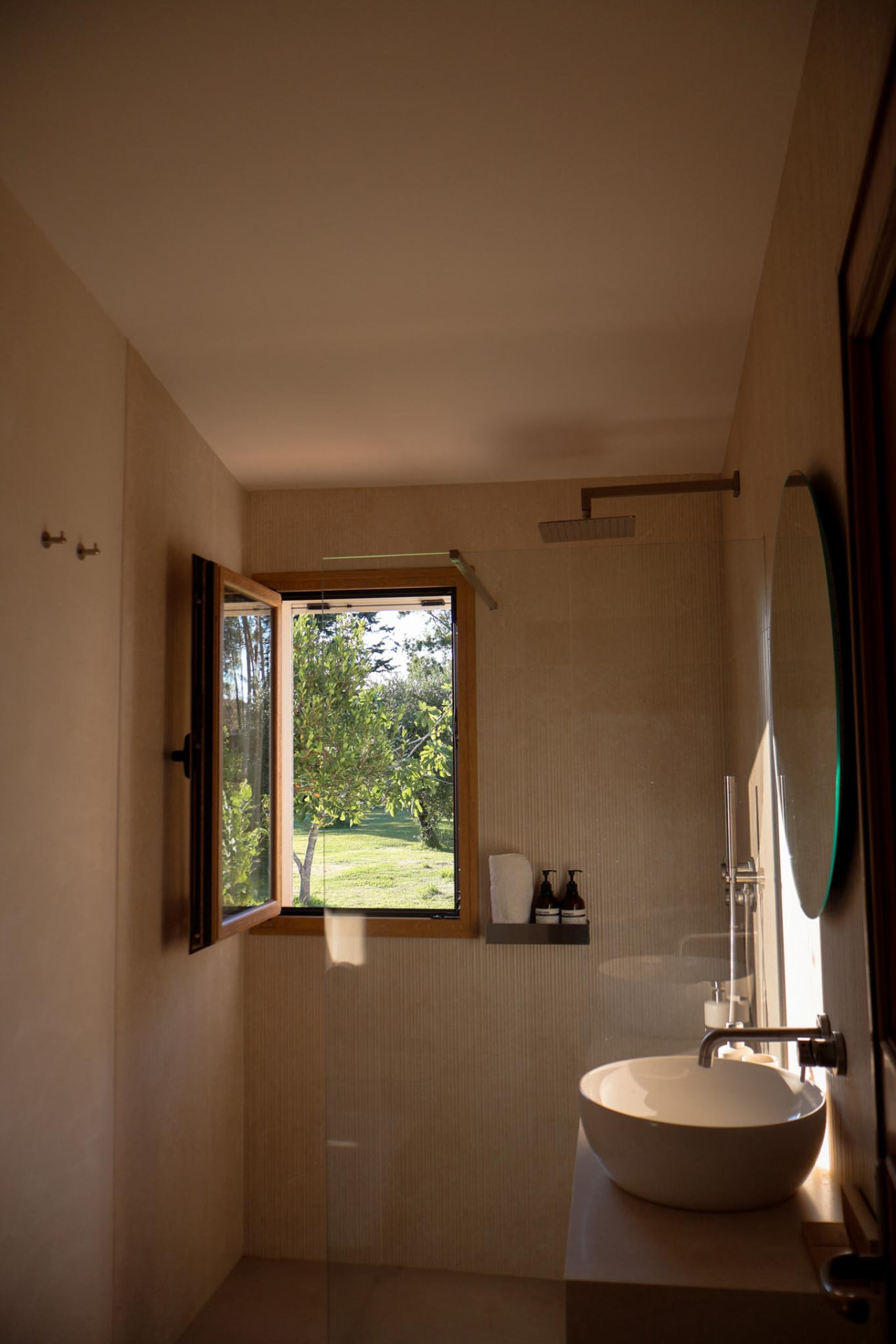 Il bagno con finestra sul giardino