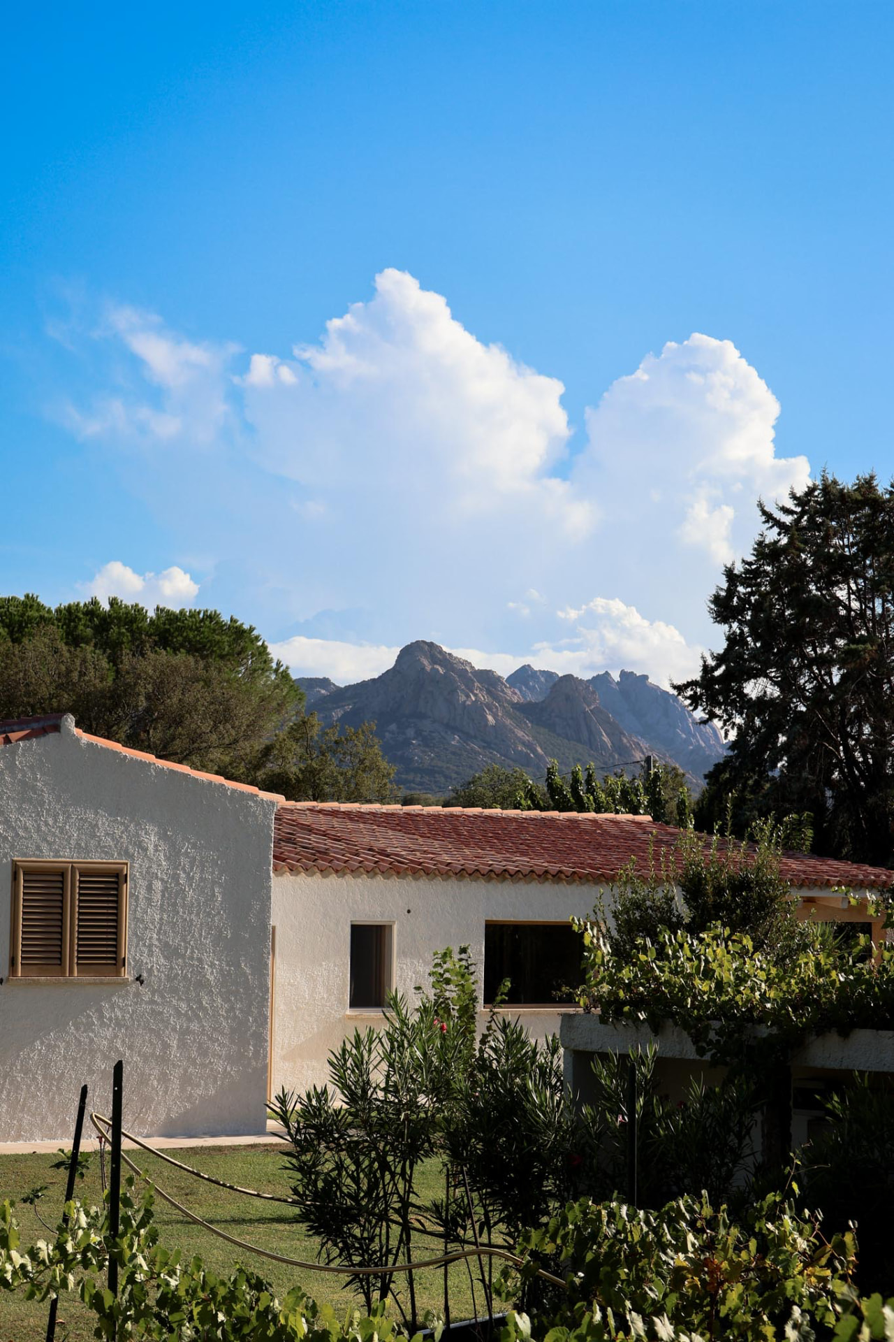 La casa con il tetto in tegole, i graniti alle spalle