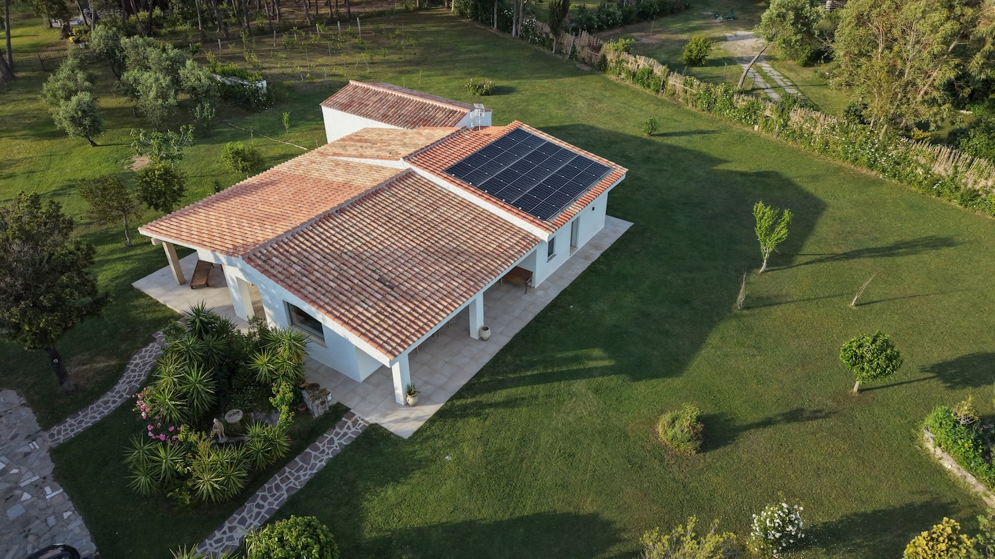 Casa Sùara vista dall'alto, immersa nel giardino